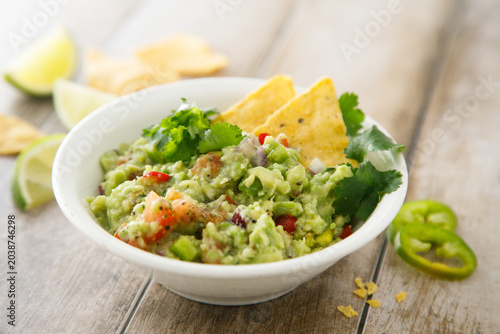 Cuadro en lienzo Traditional guacamole in a bowl