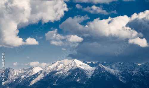 Cuadro en lienzo Snow-Capped Tatra Mountain Peaks Under Blue Sky