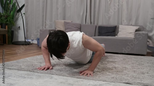 自宅で腕立て伏せをする男性