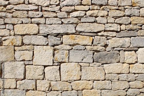 Mur en pierres jointées