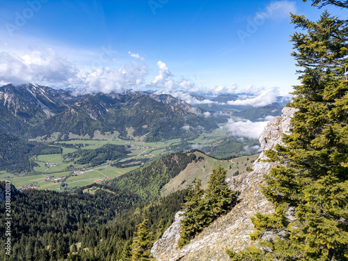 Bayerischzell, Deutschland: Blick vom Wendelstein mit einem Baum im Sichtfeld