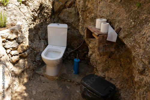 Fotografía Kuriosum und Einfallsreichtum- eine Herrentoilette  in einer Tarverne unter frei