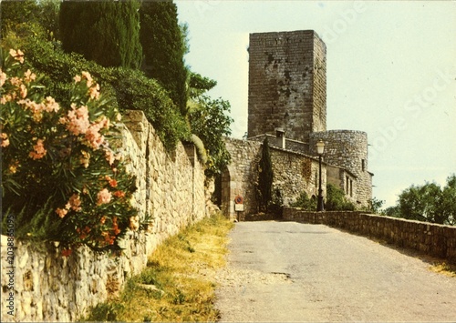 LES ARCS EN PROVENCE.FRANCE.TOUR ET RUE DU VIEUX VILLAGE.