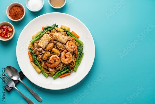 Generated ai set photos Thai stir fried rice noodles with seafood delight