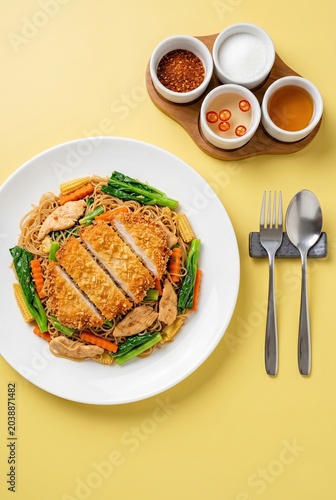 Generated AI set photos Crispy chicken katsu top on stir fried noodles with mixed vegetable and Thai condiments