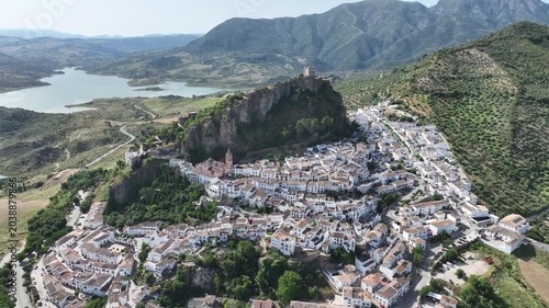 Municipio de Zahara de la Sierra y su hermoso castillo en la cima del cerro, Andalucía