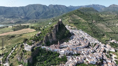 Municipio de Zahara de la Sierra en el parque natural de Grazalema, España