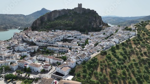 Municipio de Zahara de la Sierra en el parque natural de Grazalema, España