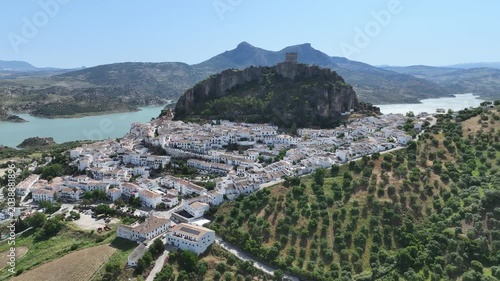 Municipio de Zahara de la Sierra en el parque natural de Grazalema, España