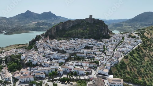 Municipio de Zahara de la Sierra en el parque natural de Grazalema, España