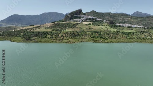 Municipio de Zahara de la Sierra en el parque natural de Grazalema, España