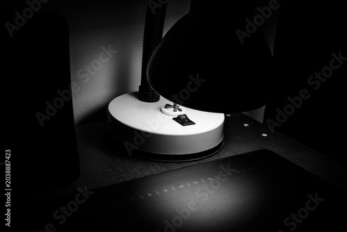 Fotografija Lampe de bureau dans la pénombre