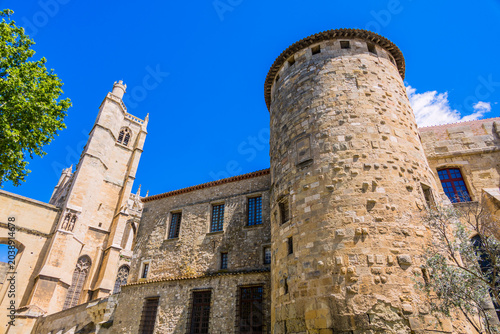 Le Palais des Archevêques et la cathédrale saint-just et saint-pasteur depuis le Jardin de l'Archevêché de Narbonne en France