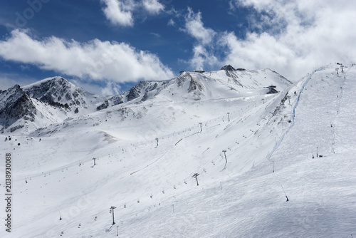 Winterliches Skigebiet in den Bergen mit Skiliften und blauem Himmel, Skigebiet, Landschaft bei El Pas de la Casa, Pyrénées-Orientales, Encamp, Fürstentum Andorra, Pyrenäen