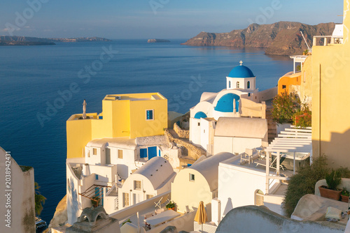 Foto Traditional Cycladic architecture overlooking the Aegean Sea and volcanic caldera in Santorini, Greece