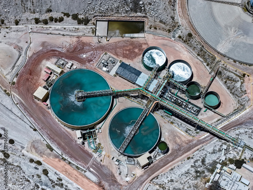Foto Aerial view of thickeners and tanks at a mining water treatment plant