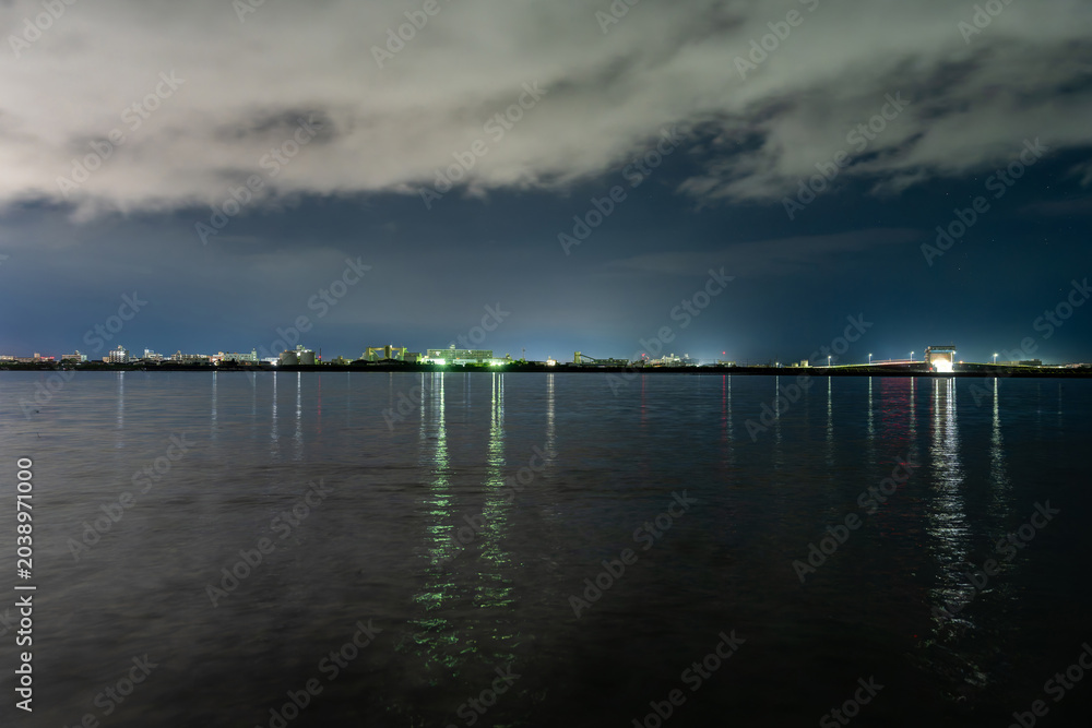 Fototapeta premium 曇天の河口夜景