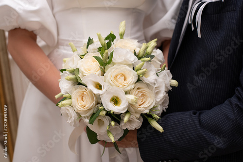 Canvas-taulu bride and groom together holding wedding bouquet