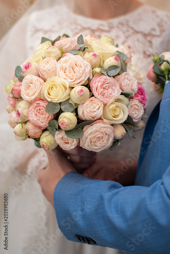 Canvas-taulu bride and groom together holding wedding bouquet