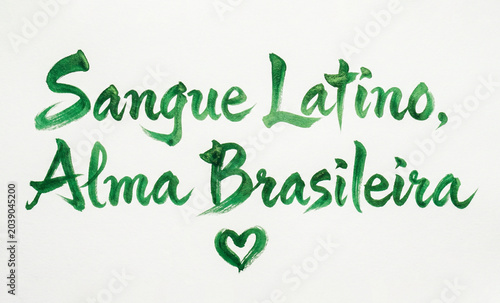 Um texto pintado a pinceladas de tinta verde. escrito 