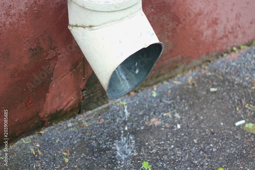 Fotografi drainpipe rain flowing water large close photo weather season