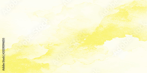 Foto Soft, painterly texture in a bright, airy pastel yellow and white hue, resembling watercolor strokes or delicate clouds, perfect for a gentle, uplifting backdrop
