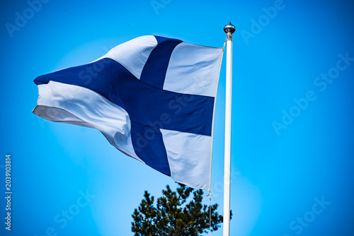 Foto The Finnish flag flutters on a sunny spring day.