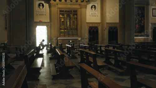 Konstfotografi Shallow blurred church interior with wooden pews, marble floor and distant altar; background backplate copyspace calm