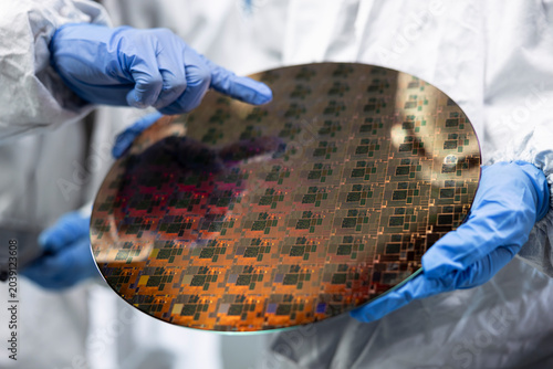 Quadro su tela Working together, silicon wafer close up and men in automated fabrication plant cleanroom, Examining semiconductor substrate, bunny suit and coworkers analyzing microelectronics defects