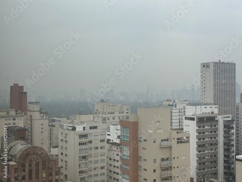 Tableau sur toile Vista de edifícios próximos à Avenida Paulista sob neblina e céu encoberto em Sã
