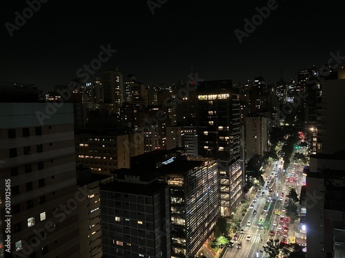 Bild auf Leinwand Trânsito noturno na Avenida 9 de Julho cercado por edifícios iluminados na regiã