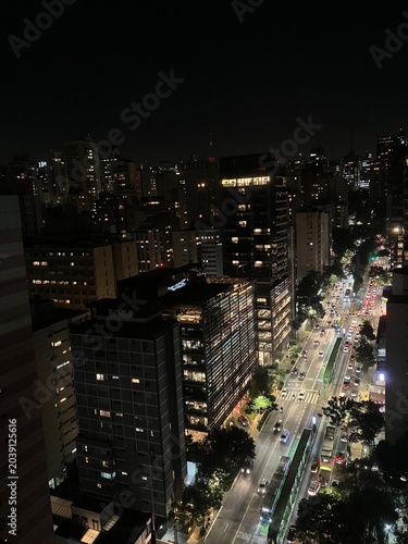 Vista noturna da Avenida 9 de Julho com trânsito e luzes entre prédios próximos à Avenida Paulista em São Paulo, Brasil, em 12 de maio de 2026