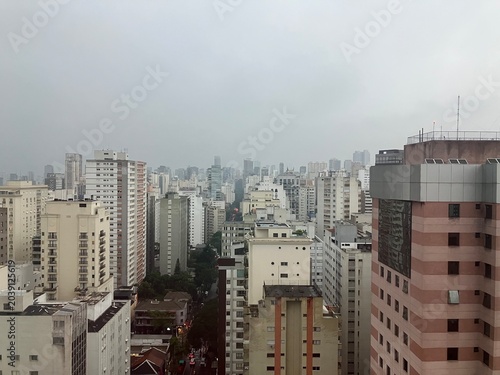 Paisagem urbana de São Paulo com prédios cobertos por neblina durante o dia próximo à Avenida Paulista em 23 de maio de 2026