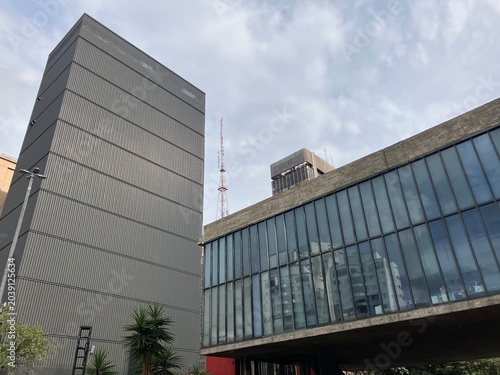 Novo edifício do MASP ao lado da estrutura vermelha do museu na Avenida Paulista em São Paulo, Brasil, em 24 de maio de 2026