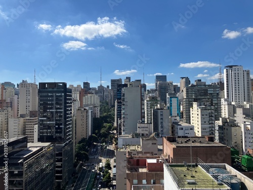 Paisagem urbana da Avenida 9 de Julho com edifícios e céu azul próximo à Avenida Paulista em São Paulo, Brasil, em 29 de maio de 2026
