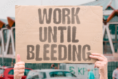 Fotografía "Work until bleeding" Extreme overwork damages body