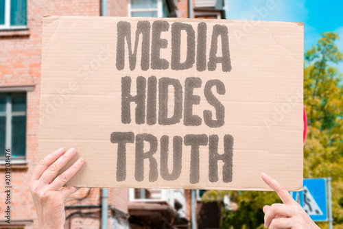 Canvastavla "Media hides truth" Outlets often obscure reality