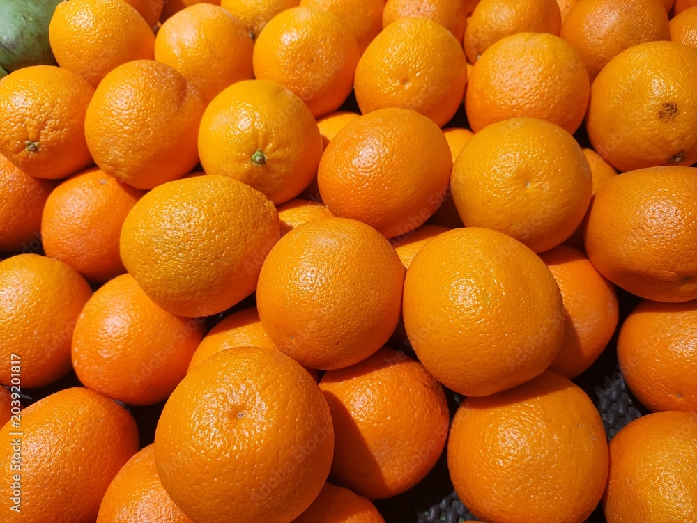 Φωτογραφία Perfect for promoting farmers markets, healthy eating, and tropical vacations  vibrant image of ripe oranges stacked high