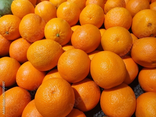 Fotografie Perfect for promoting farmers markets, healthy eating, and tropical vacations  vibrant image of ripe oranges stacked high