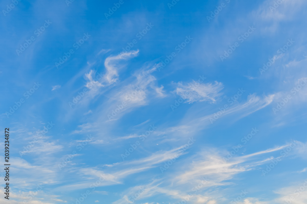 Obraz premium Cirrus Cloud Formations in the Blue Afternoon Sky