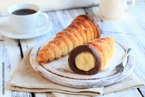  Blätterteig Hörnchen gefüllt mit Crème Pâtissière