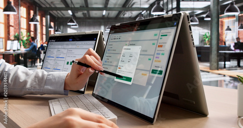 Foto Young Woman Uses Laptop And Tablet