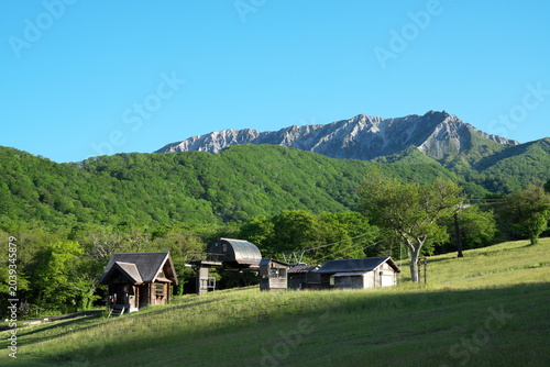 新緑がきれいな春の伯耆大山南壁と奥大山スキー場