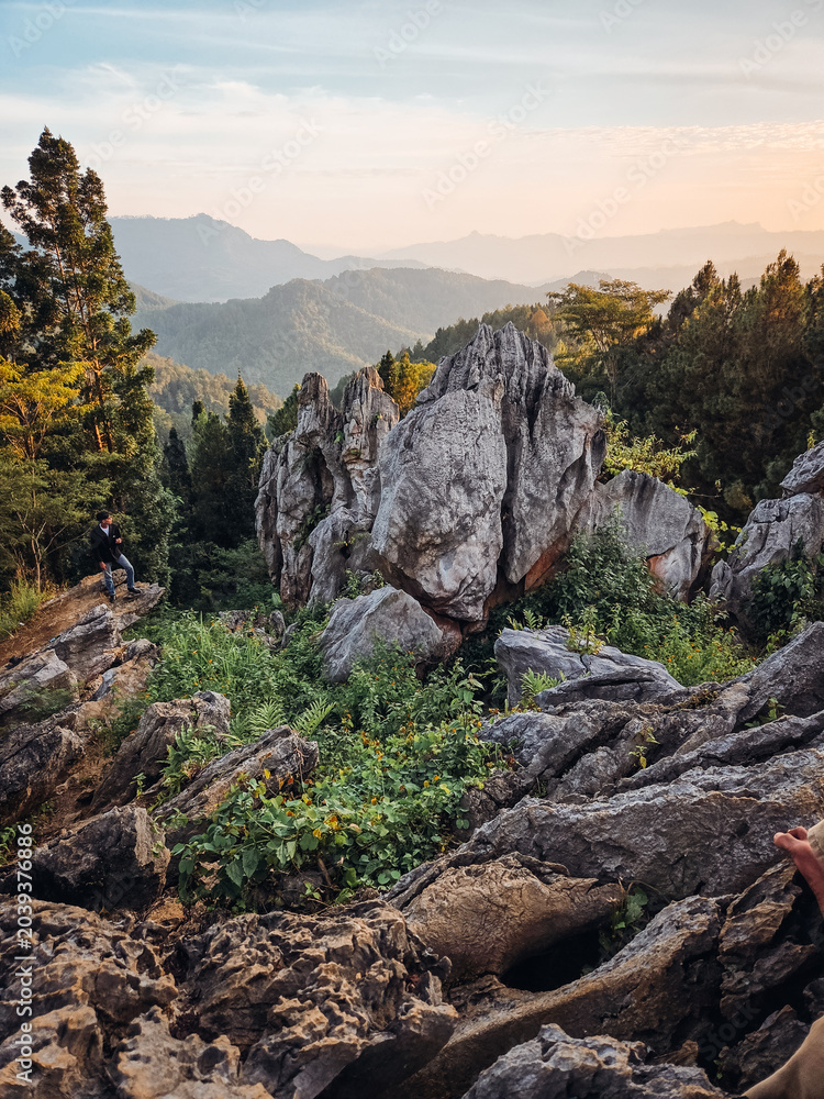 Obraz premium Majestic mountain landscape with sharp limestone rock formations