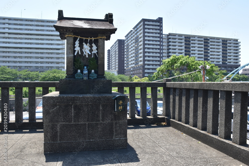 Obraz premium 平井浅間神社の歴史ある石段と富士塚