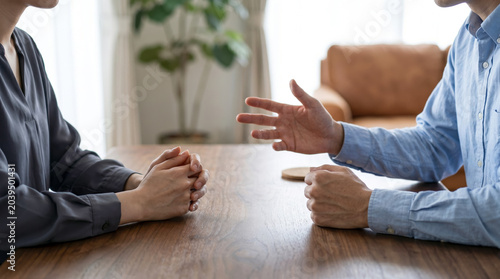離婚問題や夫婦喧嘩で話し合いをする夫婦の手元