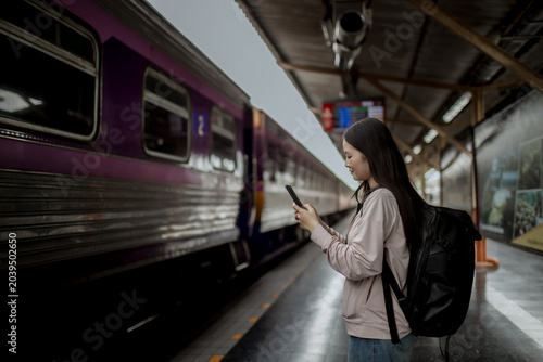 Foto Young woman commuting at train station platform while using laptop and staying connected online, capturing modern travel, productivity, communication, and positive urban lifestyle