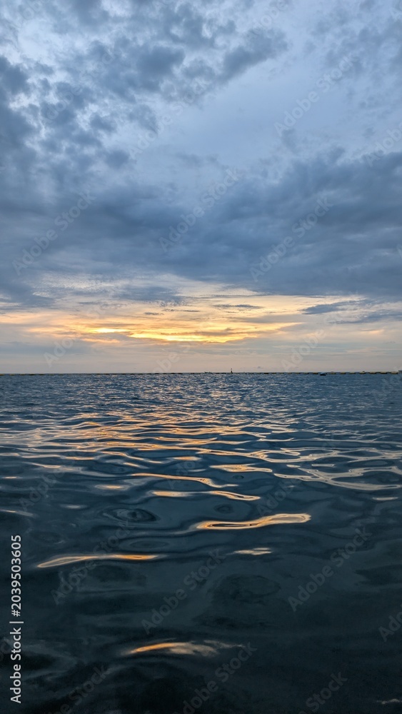 Obraz premium The water surface of the Siamese backwater. The sea at sunset.