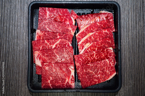 Australian Wagyu Akami Lean Beef Slices For Yakiniku, Premium Australian Wagyu Akami On Black Serving Tray, Fresh Australian Wagyu Akami Beef Ready For Japanese BBQ