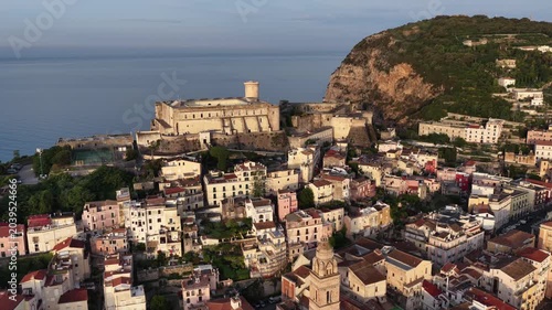 Gaeta Medievale, l'antico centro storico che affaccia sul golfo. Lazio, Italia.
Vista aerea di Gaeta, località turistica Italiana. Risoluzione 4k. 
